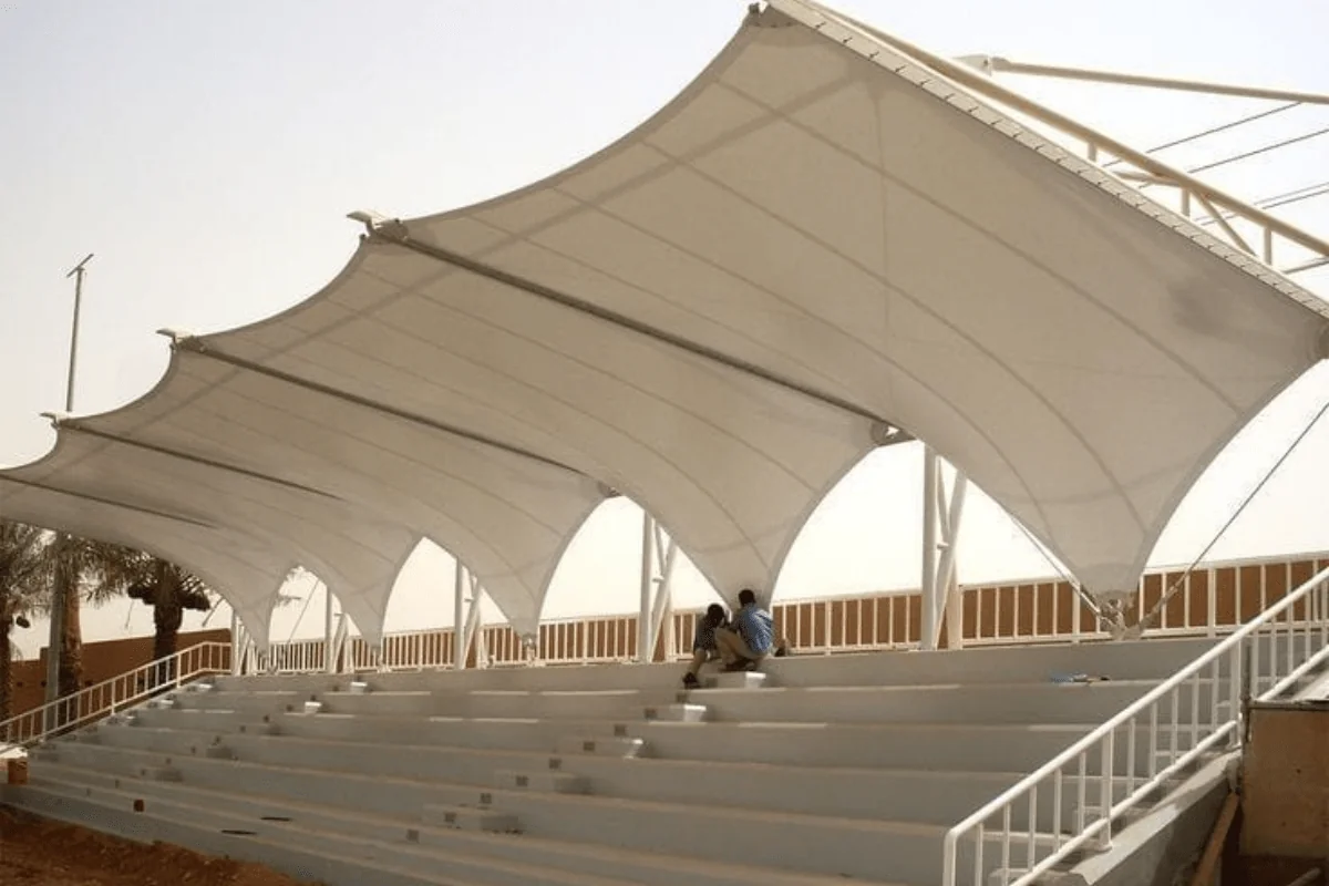 Model tenda membrane minimalis untuk kafe outdoor dengan tata cahaya malam